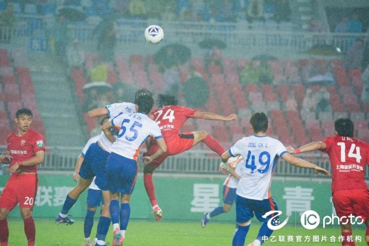 足球报：三镇夏窗调整瞄准中后场，是否换外援要进一步讨论